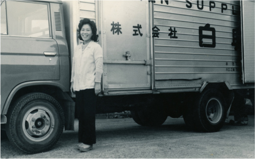 当時の配送車とミサ子夫人